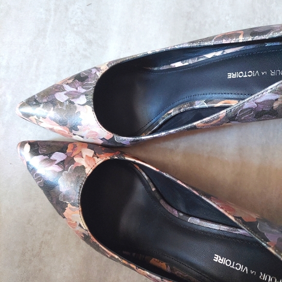 8.5 Pour LaVictoire Floral Pump - Picture 8 of 8